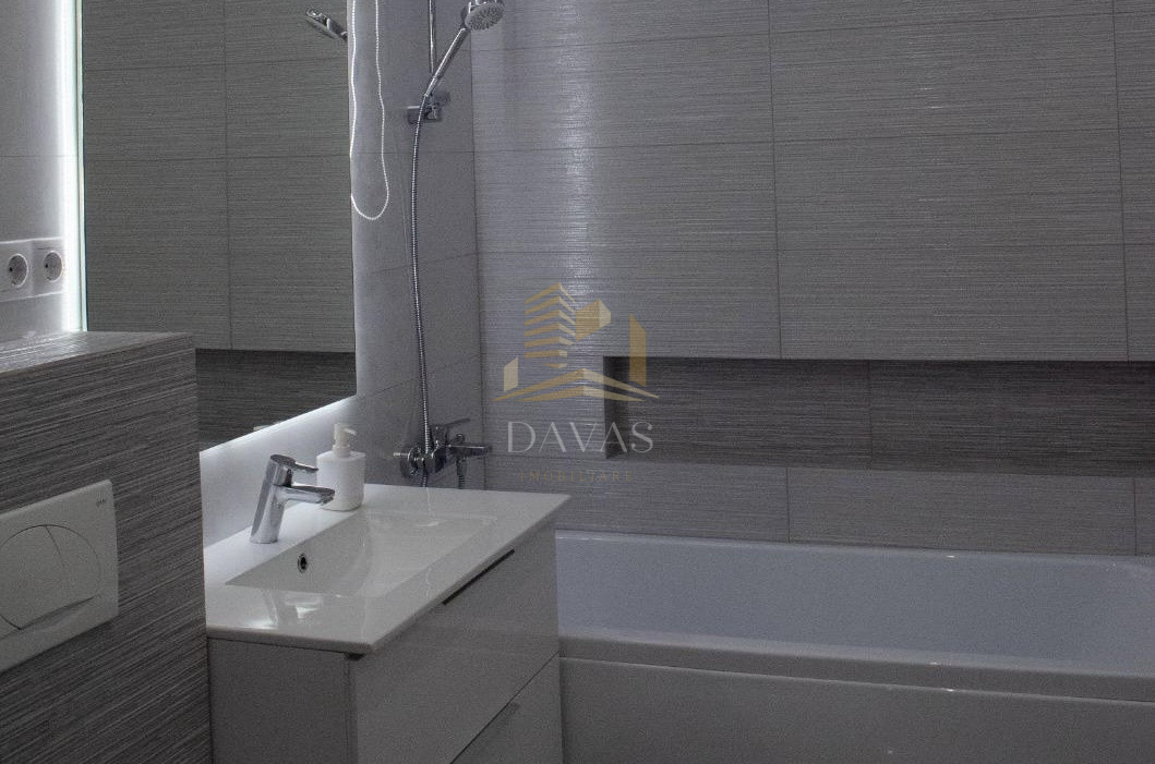 Apartament de 3 camere semidecomandat | Andrei Muresanu 