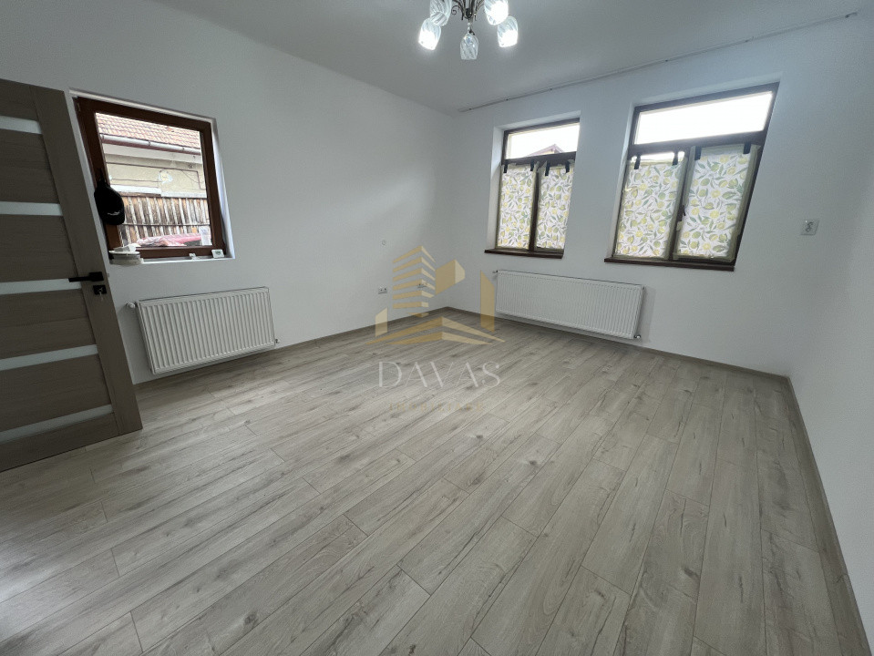 De inchiriat | Casa cu 2 camere decomandate - parcari in curte | Semicentral