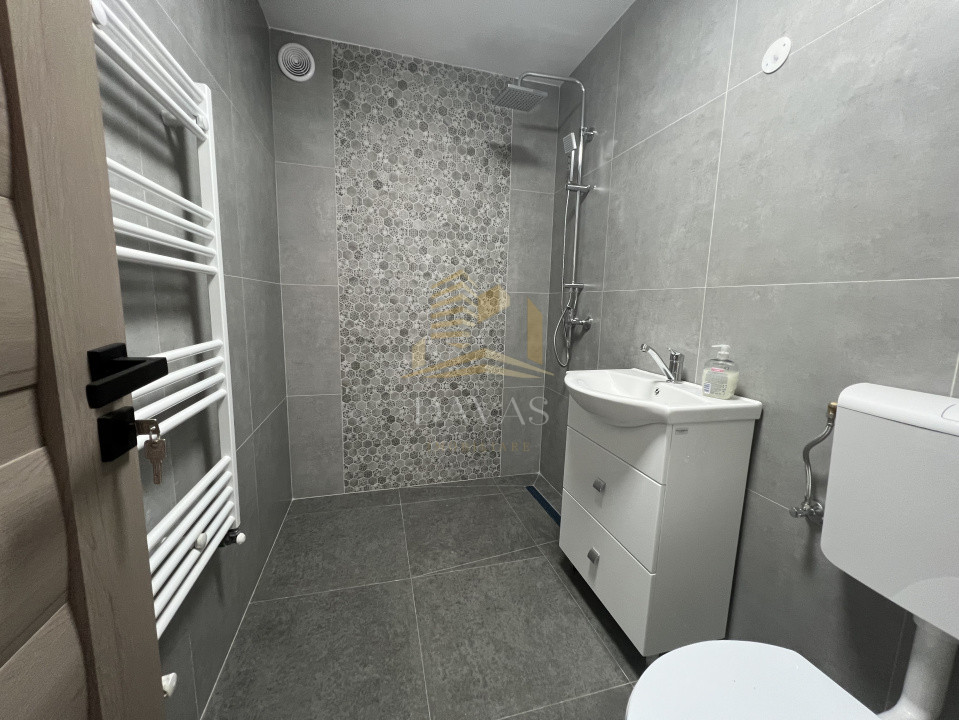 De inchiriat | Casa cu 2 camere decomandate - parcari in curte | Semicentral