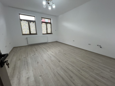 De inchiriat | Casa cu 2 camere decomandate - parcari in curte | Semicentral
