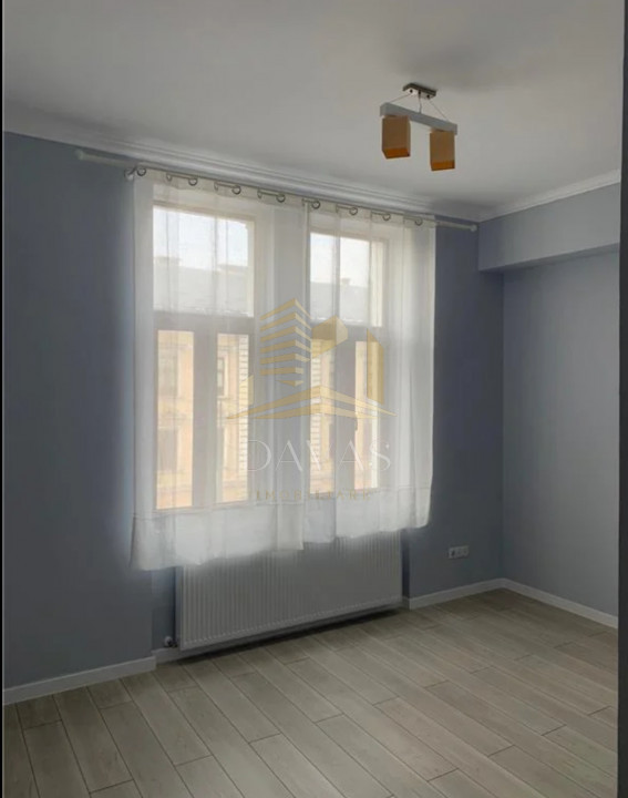 Apartament 4 camere de vanzare | Centru | Etaj intermediar