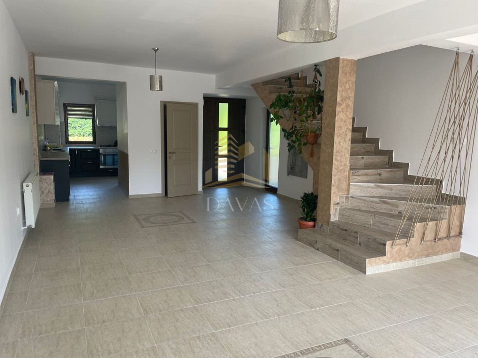 Casa de închiriat pe 3 nivele 6 camere  +curte generoas in cartierul | PANORAMA