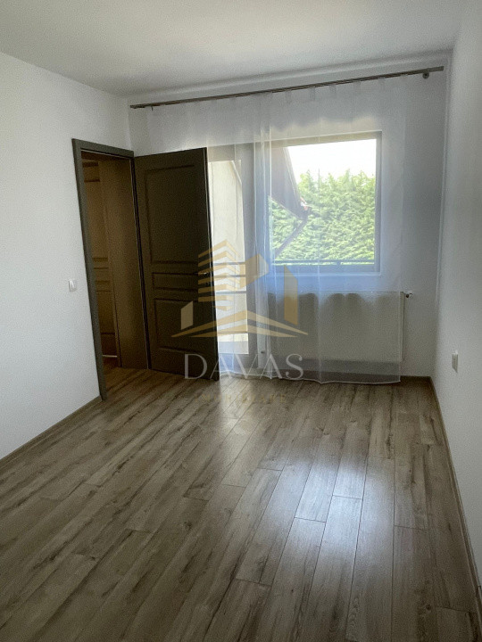 Casa de închiriat pe 3 nivele 6 camere  +curte generoas in cartierul | PANORAMA