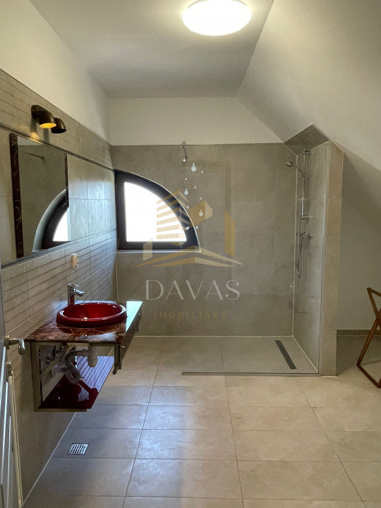 Casa de închiriat pe 3 nivele 6 camere  +curte generoas in cartierul | PANORAMA
