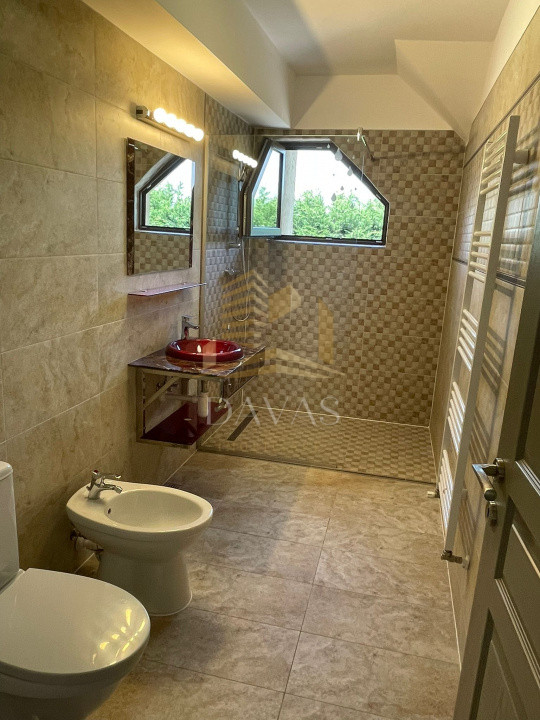 Casa de închiriat pe 3 nivele 6 camere  +curte generoas in cartierul | PANORAMA