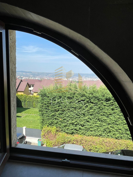 Casa de închiriat pe 3 nivele 6 camere  +curte generoas in cartierul | PANORAMA