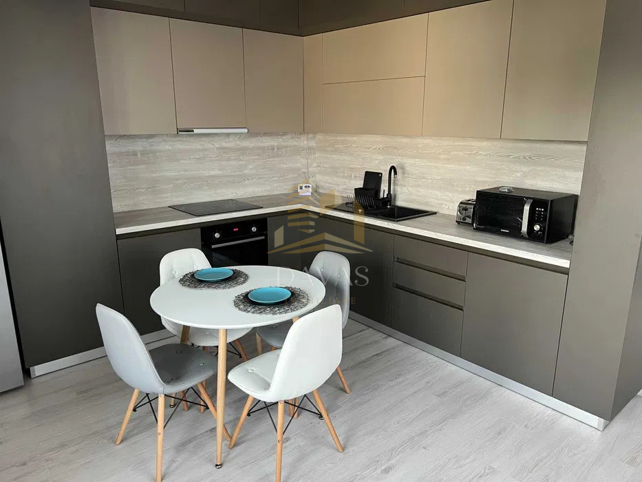 Apartament 3 camere de închiriat | UMF | Parcare inclusa | Etaj intermediar