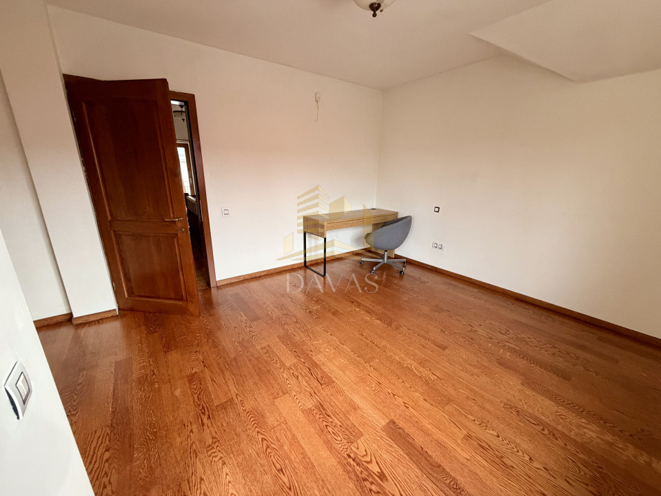 Casa individuala de vanzare | Europa | Deschidere la 2 strazi