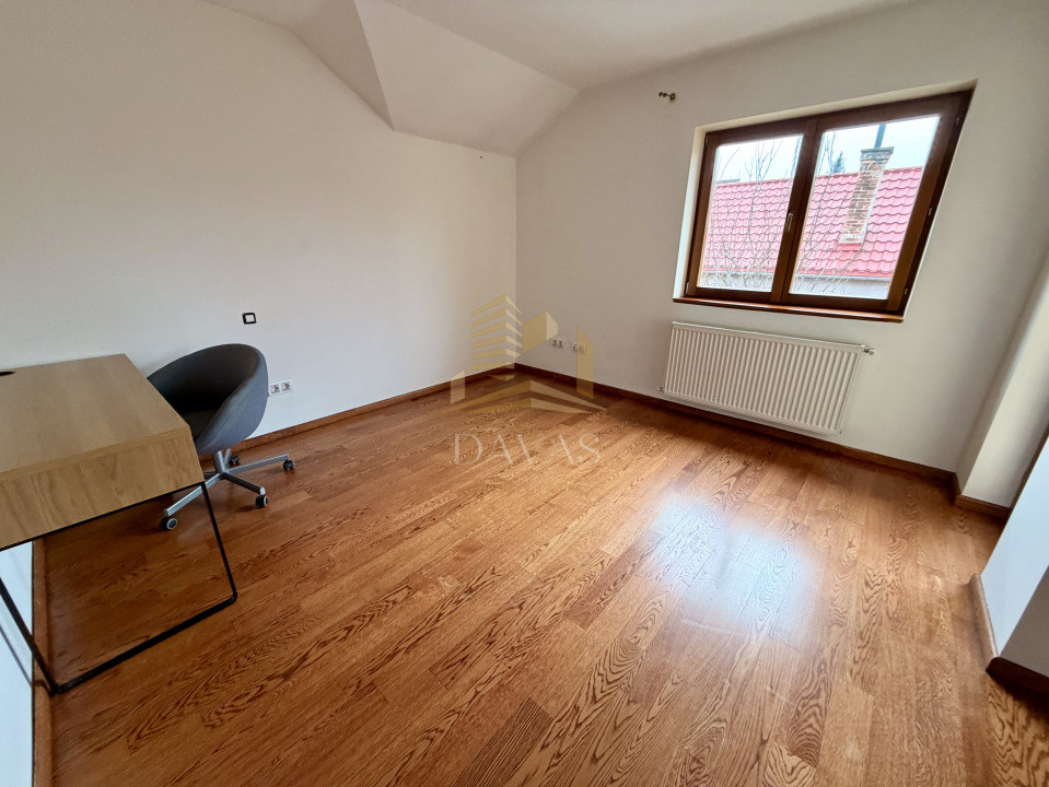 Casa individuala de vanzare | Europa | Deschidere la 2 strazi