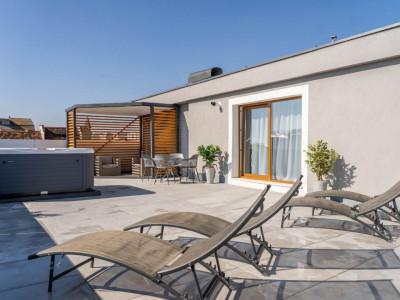 Penthouse ultrafinisat de închiriat + Terasa 150mp | Jacuzzi | Iulius Mall