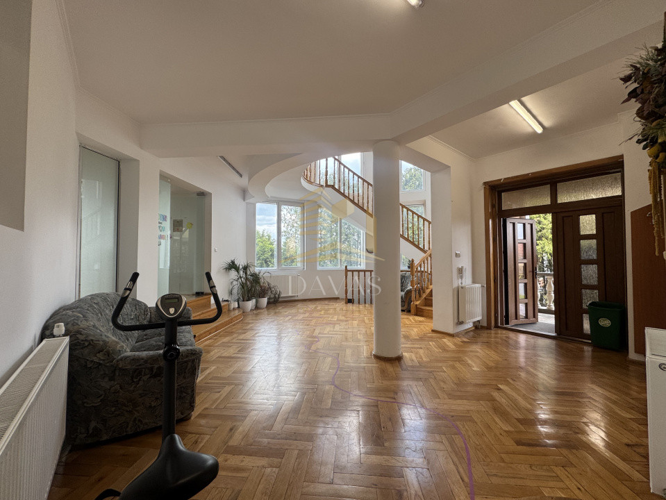 Casă individuală 11 camere 600mp utili | 1.500mp teren | Bună ziua 