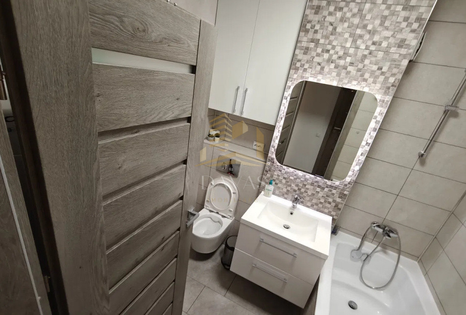 Apartament 3 camere semidecomandat | Parcare inclusă in preț | Semicentral