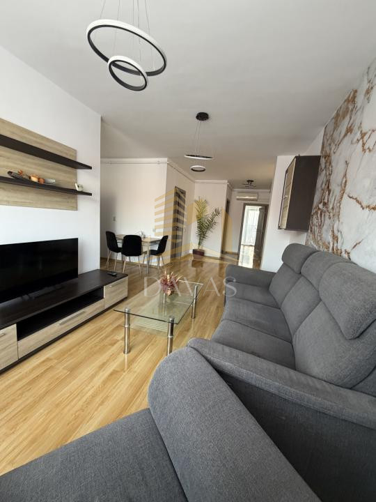 Apartament 3 camere semidecomandat de închiriat  + Parcare inclusa | Centru 