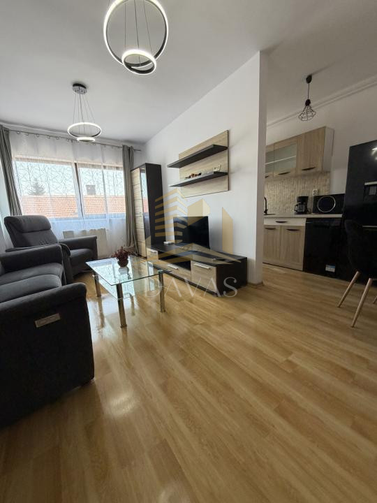 Apartament 3 camere semidecomandat de închiriat  + Parcare inclusa | Centru 