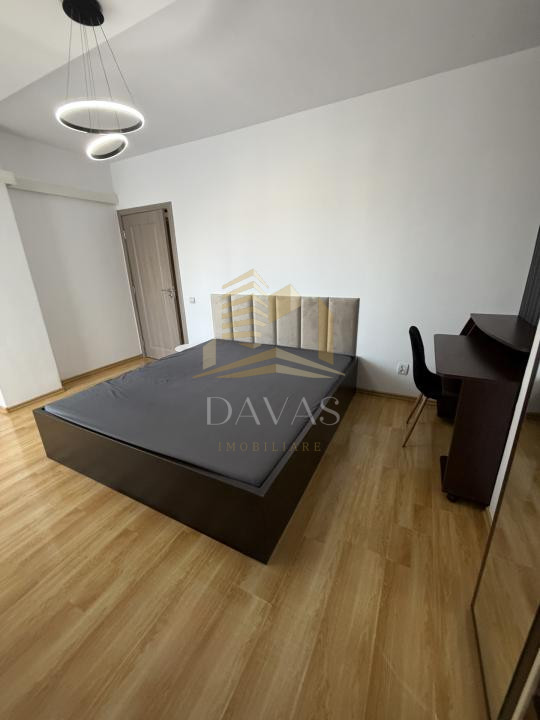 Apartament 3 camere semidecomandat de închiriat  + Parcare inclusa | Centru 