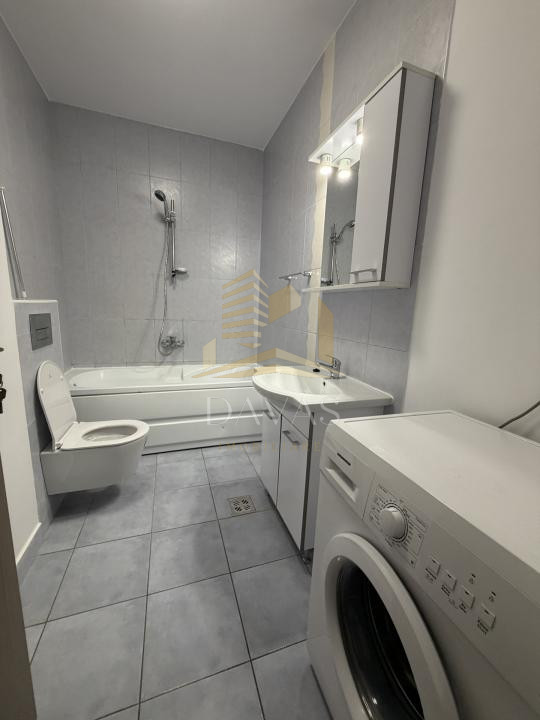 Apartament 3 camere semidecomandat de închiriat  + Parcare inclusa | Centru 