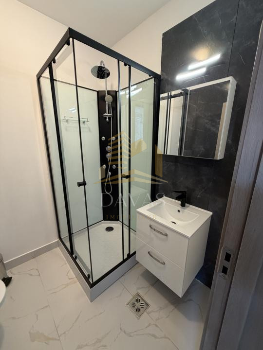 Apartament 3 camere semidecomandat de închiriat  + Parcare inclusa | Centru 