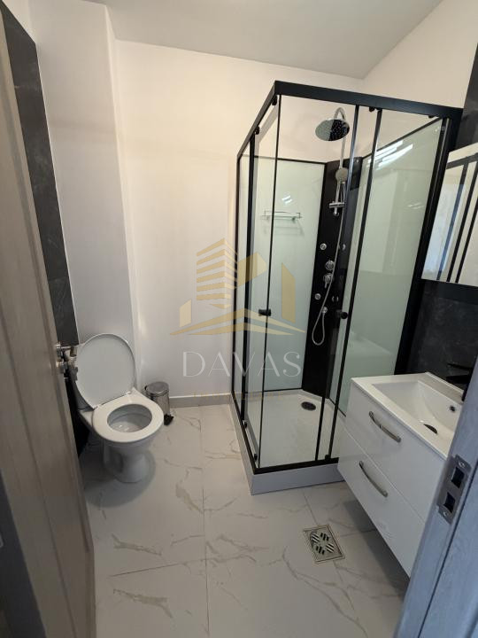 Apartament 3 camere semidecomandat de închiriat  + Parcare inclusa | Centru 