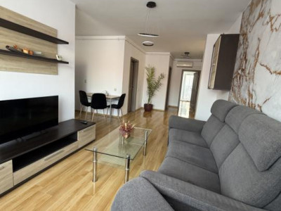 Apartament 3 camere semidecomandat de închiriat  + Parcare inclusa | Centru 