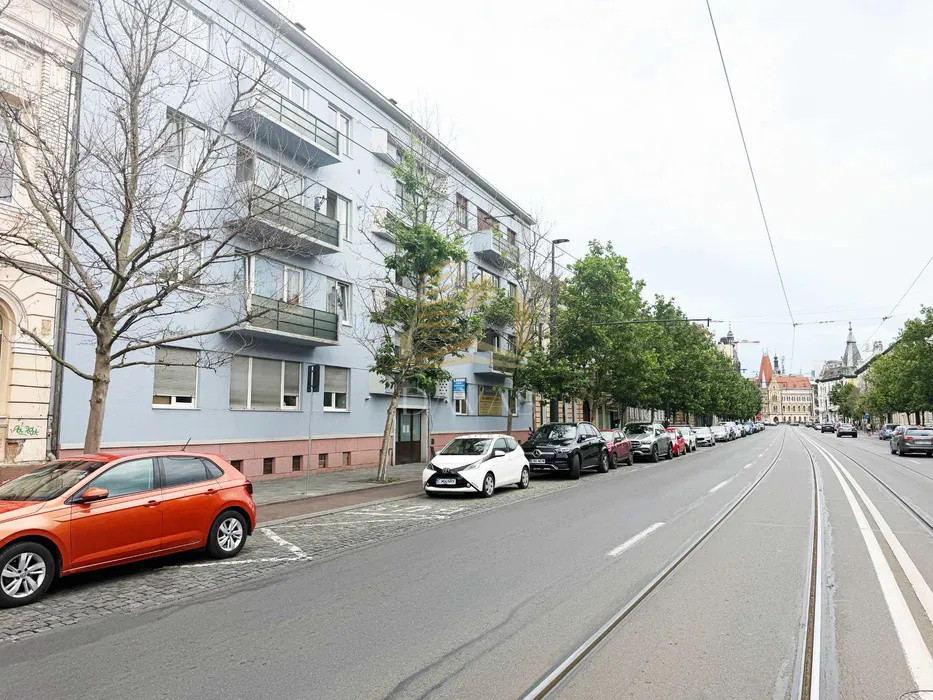 Apartament 3 camere semidecomandat de vânzare | Horea | Parcare primărie| Modern