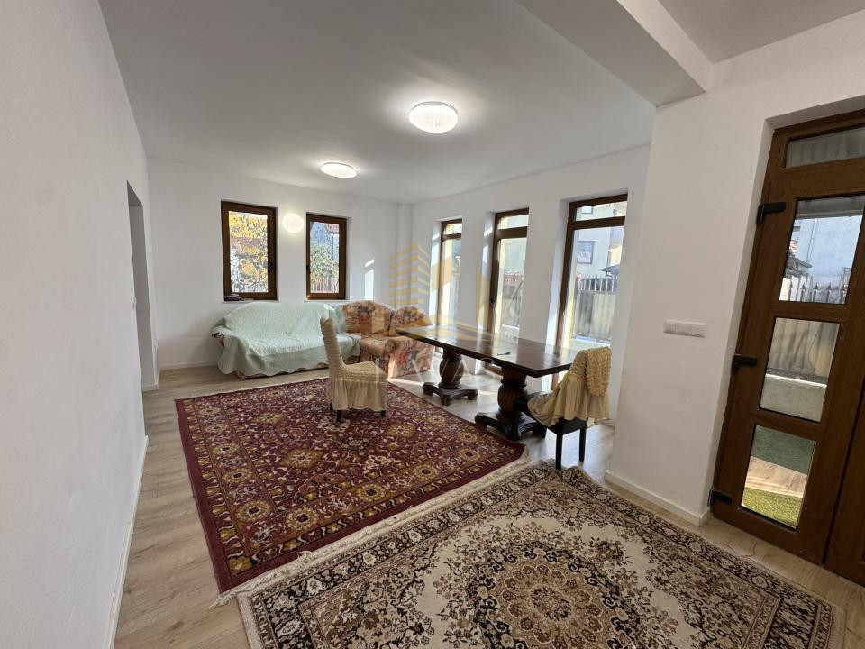 Casa individuală  de inchirat 4 camere decomandat | 4 parcări | Curte