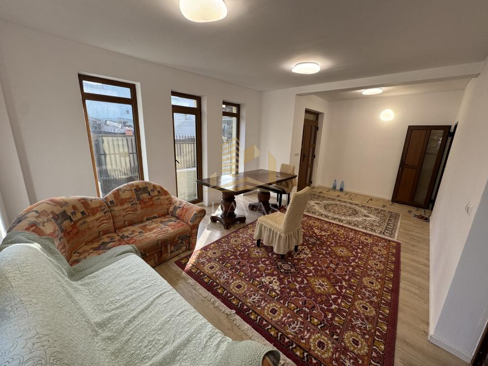 Casa individuală  de inchirat 4 camere decomandat | 4 parcări | Curte