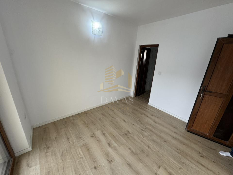 Casa individuală  de inchirat 4 camere decomandat | 4 parcări | Curte