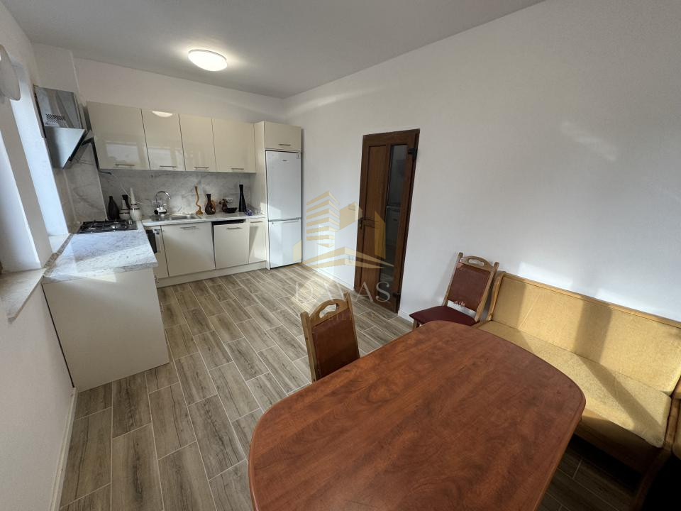 Casa individuală  de inchirat 4 camere decomandat | 4 parcări | Curte