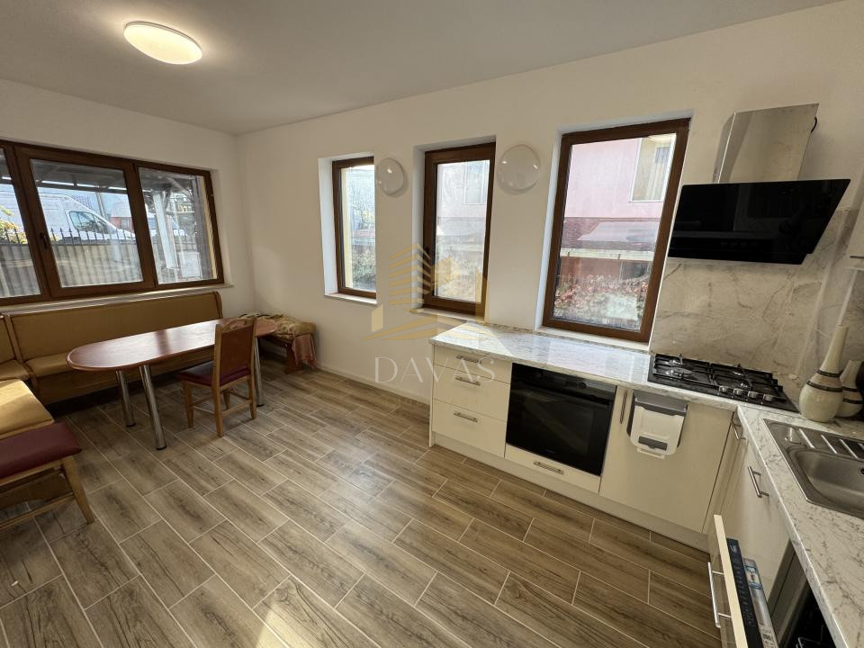Casa individuală  de inchirat 4 camere decomandat | 4 parcări | Curte