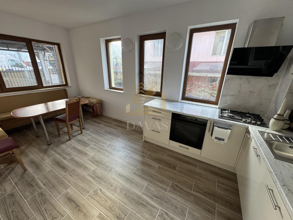 Casa individuală  de inchirat 4 camere decomandat | 4 parcări | Curte