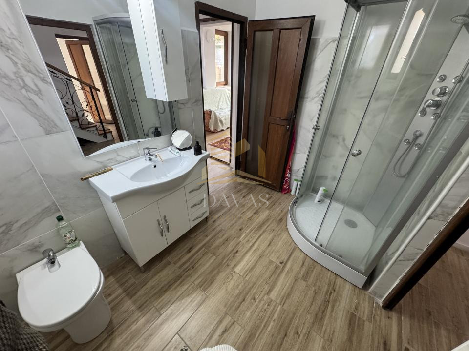 Casa individuală  de inchirat 4 camere decomandat | 4 parcări | Curte