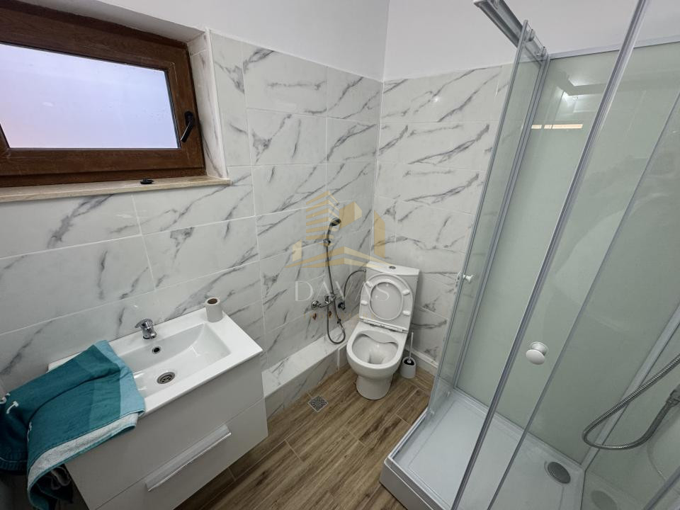 Casa individuală  de inchirat 4 camere decomandat | 4 parcări | Curte