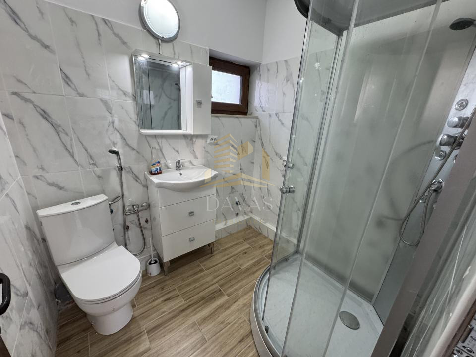 Casa individuală  de inchirat 4 camere decomandat | 4 parcări | Curte
