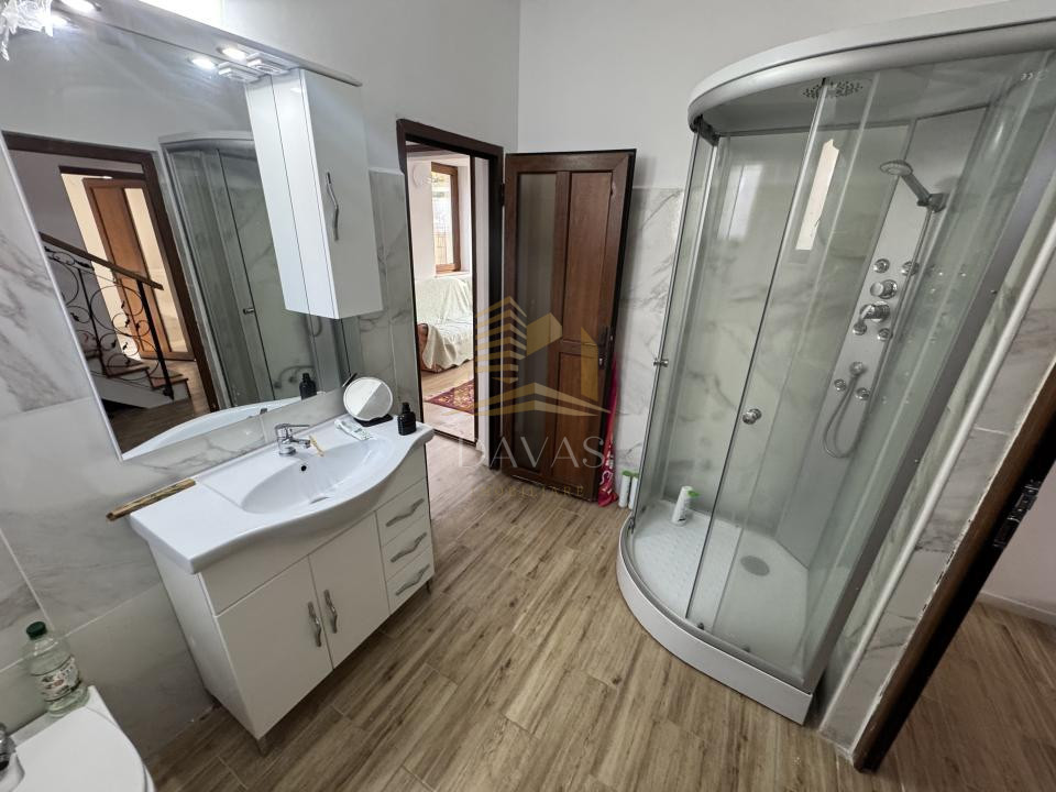 Casa individuală  de inchirat 4 camere decomandat | 4 parcări | Curte