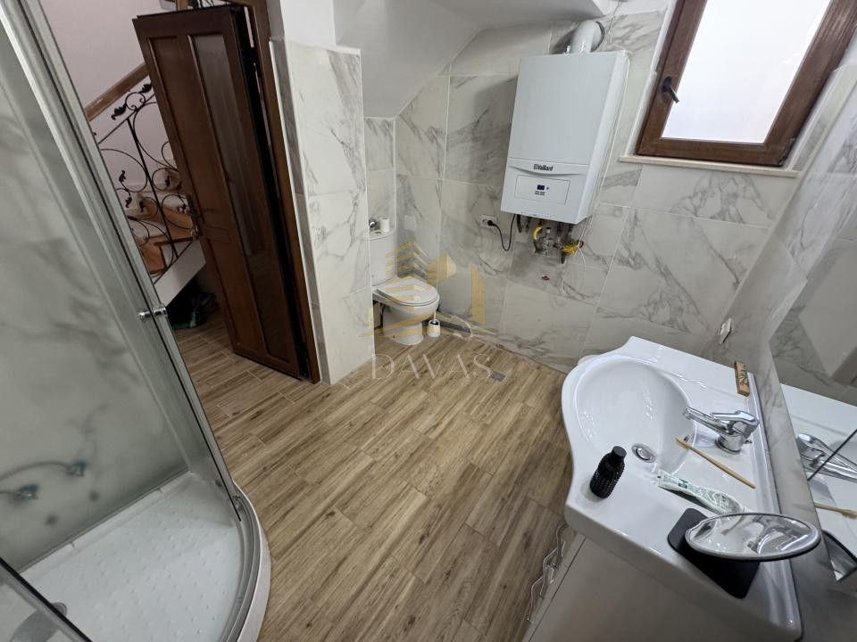 Casa individuală  de inchirat 4 camere decomandat | 4 parcări | Curte