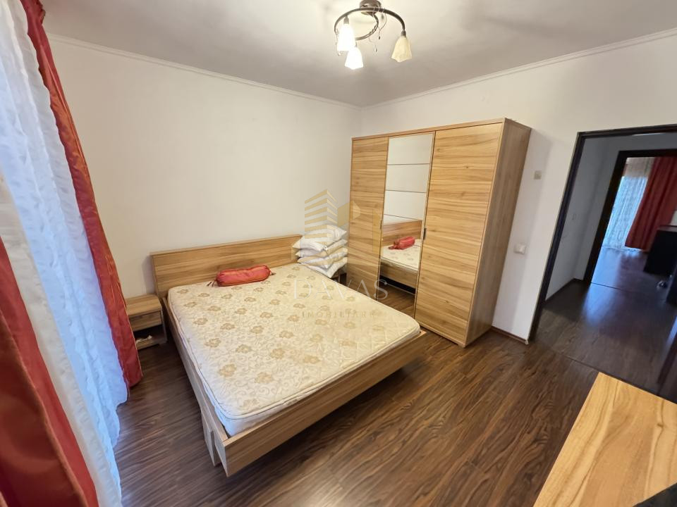Apartament 4 camere semidecomandat+2parcai incluse in pret | Buna ziua | Boxa
