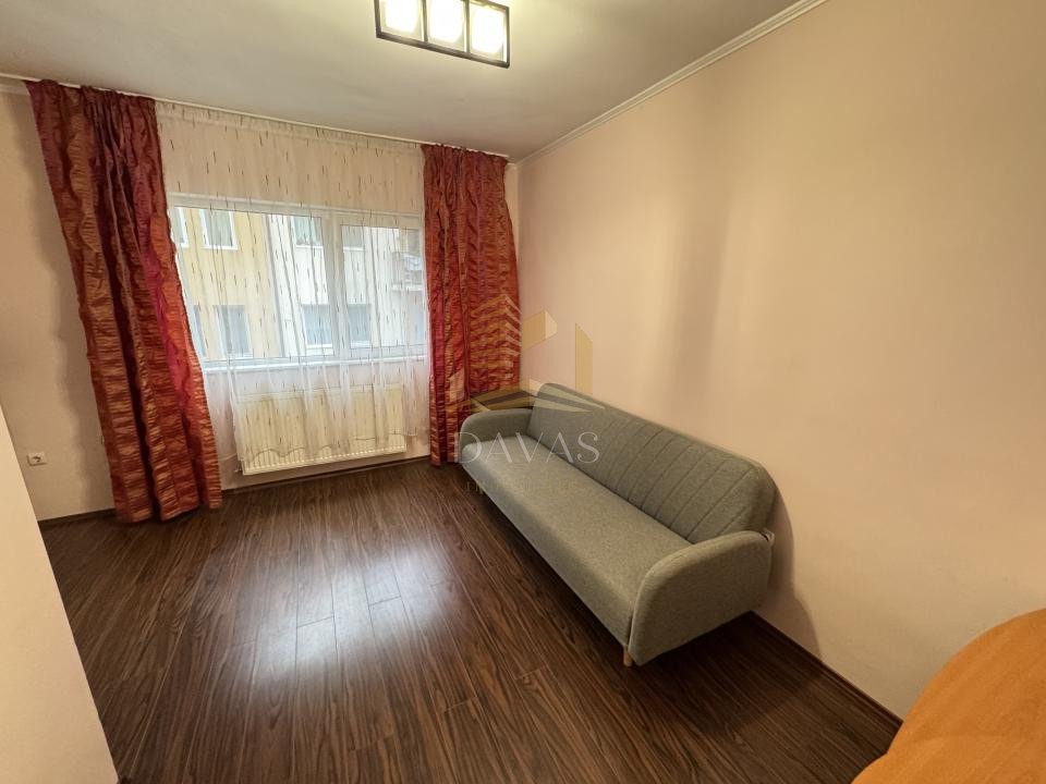 Apartament 4 camere semidecomandat+2parcai incluse in pret | Buna ziua | Boxa