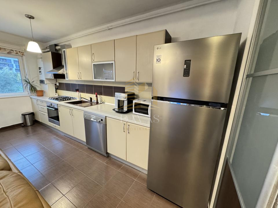 Apartament 4 camere semidecomandat+2parcai incluse in pret | Buna ziua | Boxa