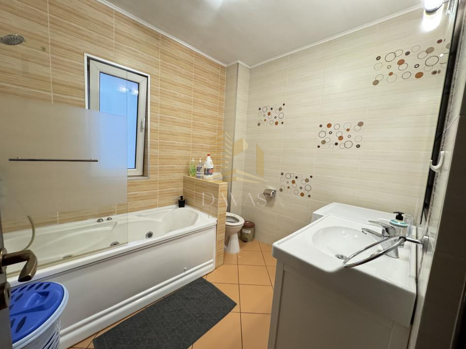 Apartament 4 camere semidecomandat+2parcai incluse in pret | Buna ziua | Boxa